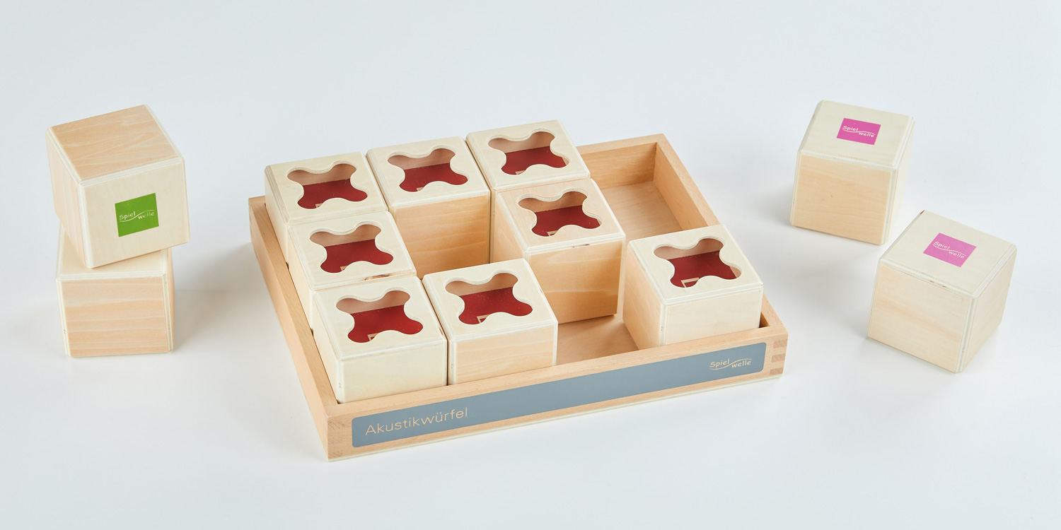 Das Spielmaterial besteht aus einem Tablett und 12 Würfel. Alle sind aus hochwertigem Holz gefertigt.