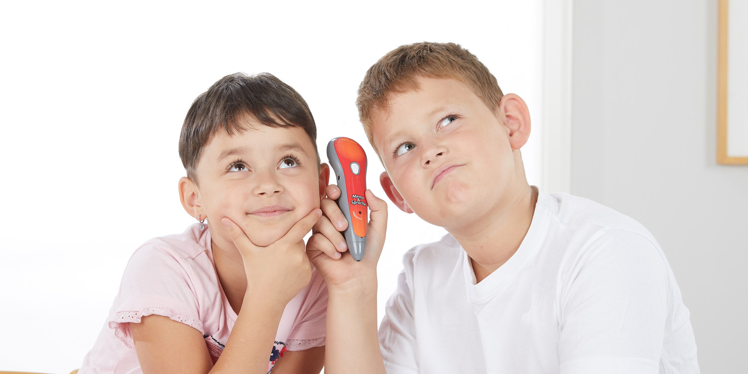 Zwei Kinder halten den HÖRspitz-Stift zwischen sich, um dem Geräusch oder der abgespielten Sprache genau zuzuhören.
