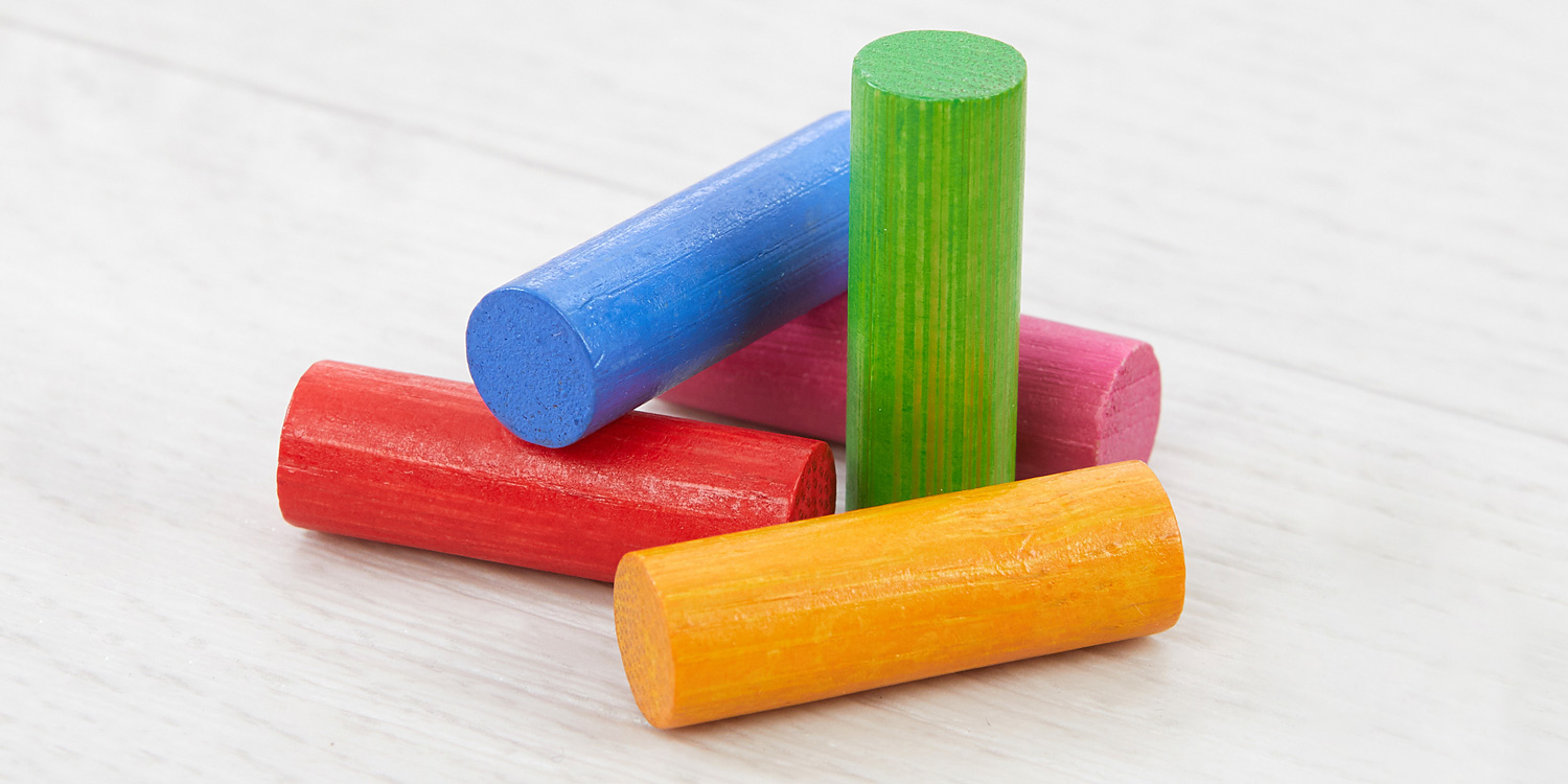 Bambus-Stecker in modernen Farben: blau, grün, rot, violett und orange